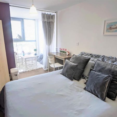Large 3 Bedrooms In Liverpool City Centre, Free Parking Экстерьер фото