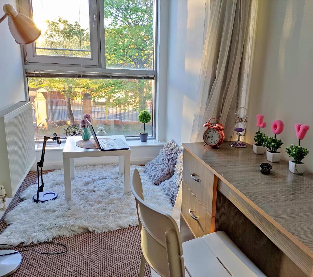 Large 3 Bedrooms In Liverpool City Centre, Free Parking Экстерьер фото